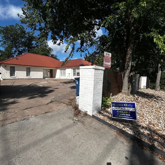 1005 W MLK - West Campus, 5 min walk to UT, large backyard. - 1005 W MLK - West Campus, 5 min walk to UT, large backyard. Townhome
