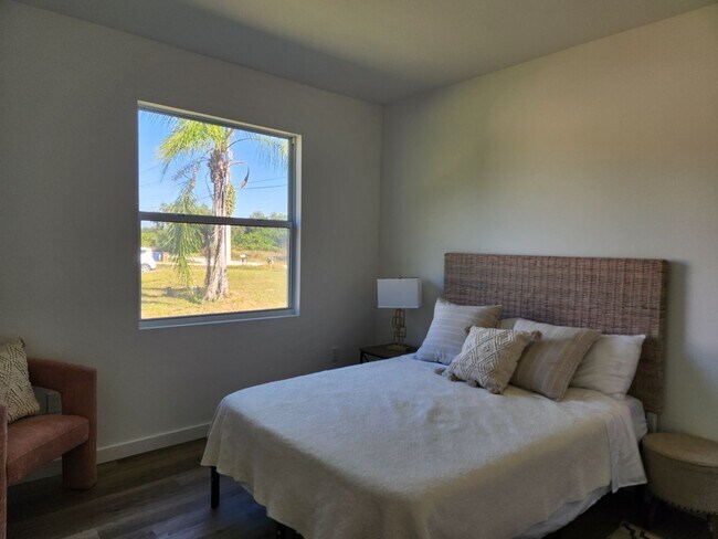 Foto del edificio - 716-718 Gilbert Ave S