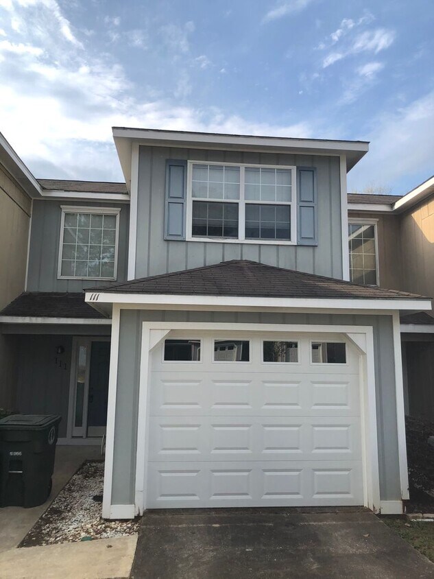 Foxhill Commons!! NEW CARPET.. - Foxhill Commons!!  NEW CARPET..