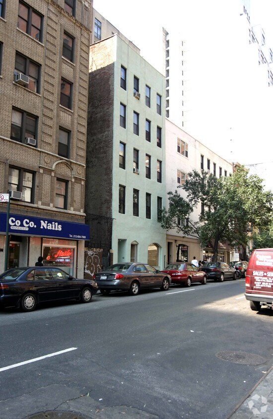 Building Photo - 162 E 33rd St