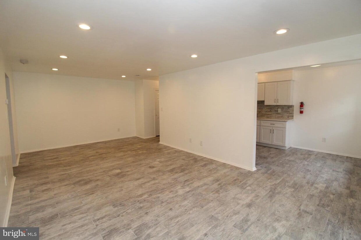 615 Sharon Garden Ct, Woodbridge Township, NJ 07095 Room for Rent in