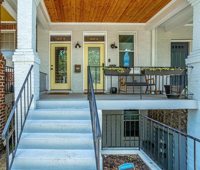 Building Photo - 1247 Oates St NE