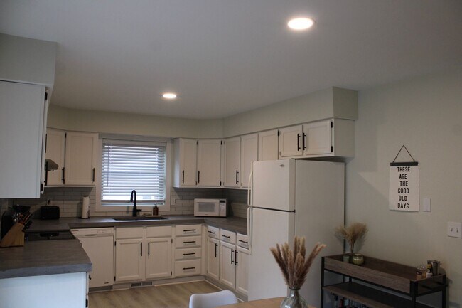 Building Photo - 5749 Lacy Rd. Duplex