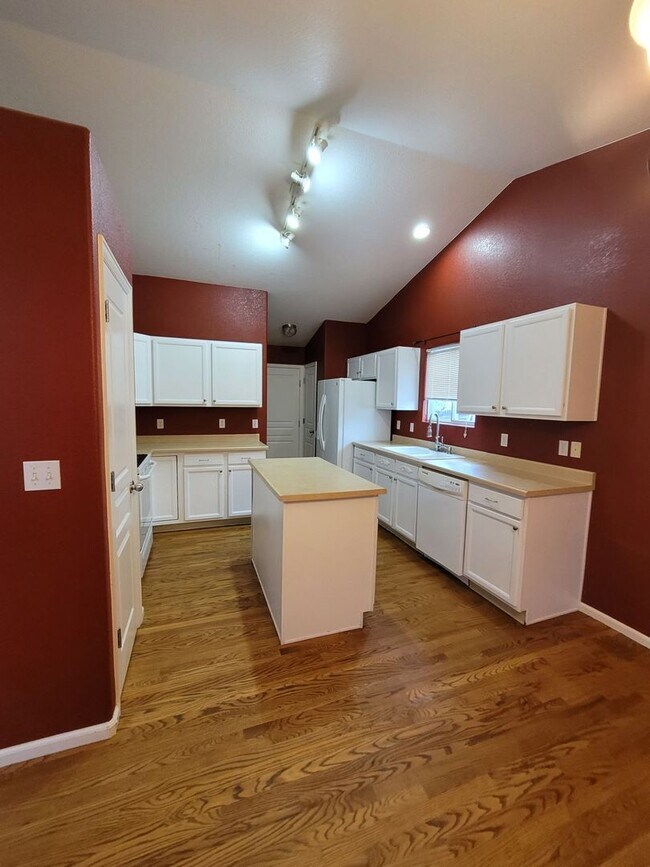 Building Photo - Stunning Home on Bentwater Drive
