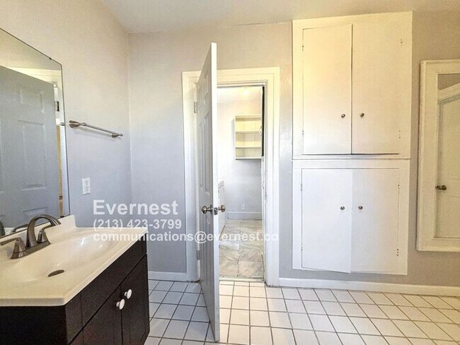 Foto del edificio - Charming 2-Bedroom Home with Garage and Ba...