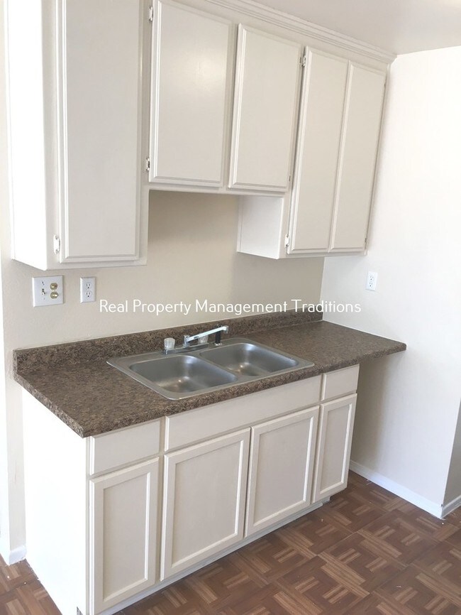 Building Photo - 2 bed, 1 bath - Kern County Section 8 OK