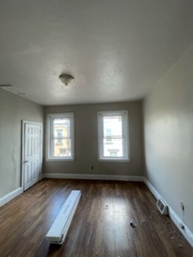 Building Photo - North Philadelphia Move in special