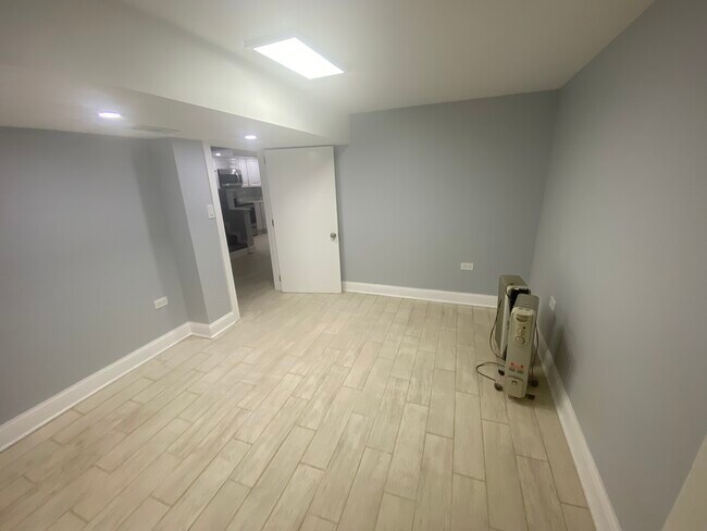 Dormitorio - 6079 N Albany Ave