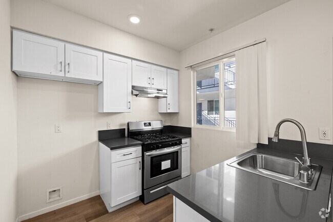 2BR, 2BA - 816SF - Kitchen - The Lexi