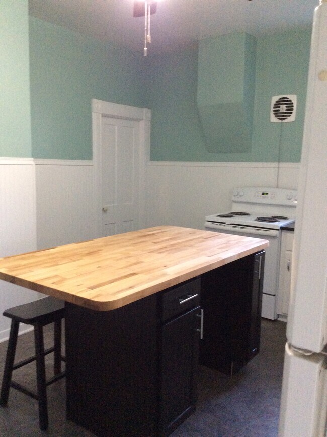 kitchen - 521 Cochrane St