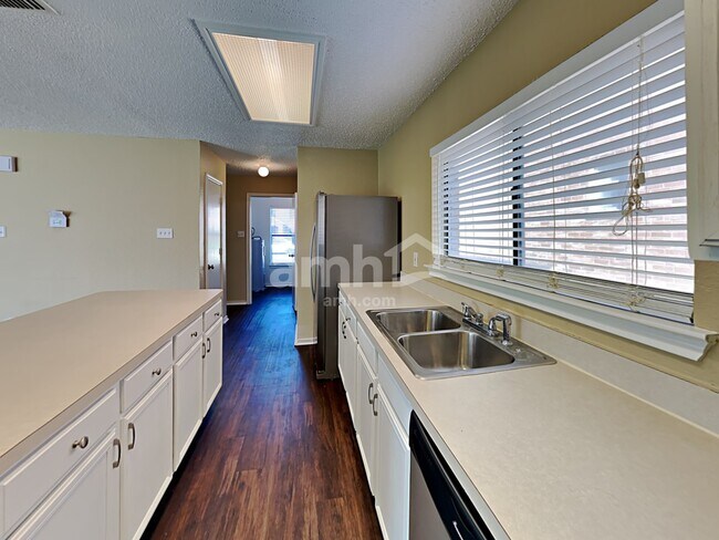 Foto del edificio - 304 Sandlewood Ln