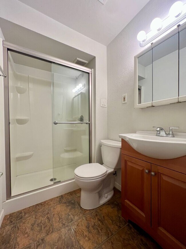 Foto del edificio - Charming One Bedroom in Oakland! Ample Nat...