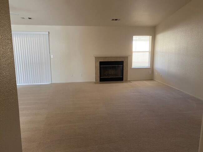 Building Photo - Beautiful Santa Nella Rental