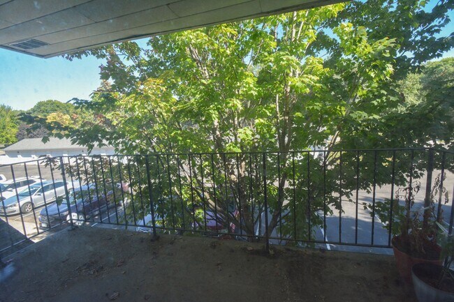 Building Photo - Charming 2 Bed, 1.5 Bath Condo in NW Roche...