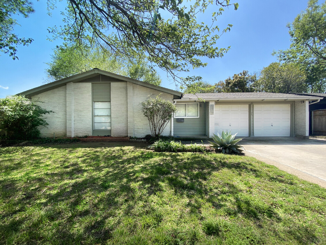 Original mid-century home with updates throughout - 306 W Northgate Dr