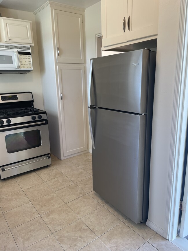 Building Photo - 4735 Lomitas Dr