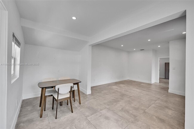 Building Photo - 21 NE 48th St