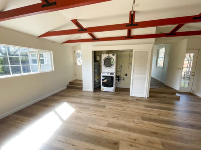 Foto del edificio - GORGEOUS NEW REMODEL! MARINWOOD 3BR Home,2...