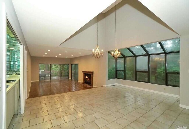 Building Photo - 6 Pony Cir
