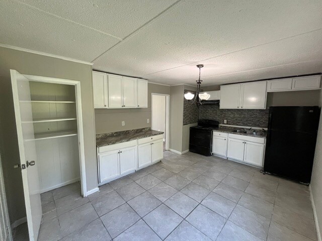 Building Photo - 2830 Village Green Dr