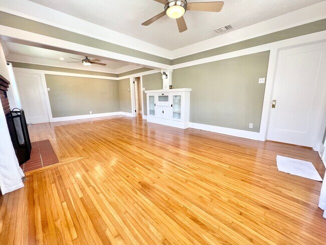 Building Photo - Charming 2BD/1BA with Hardwood Floors & Spacious Backyard Near Colorado Lagoon