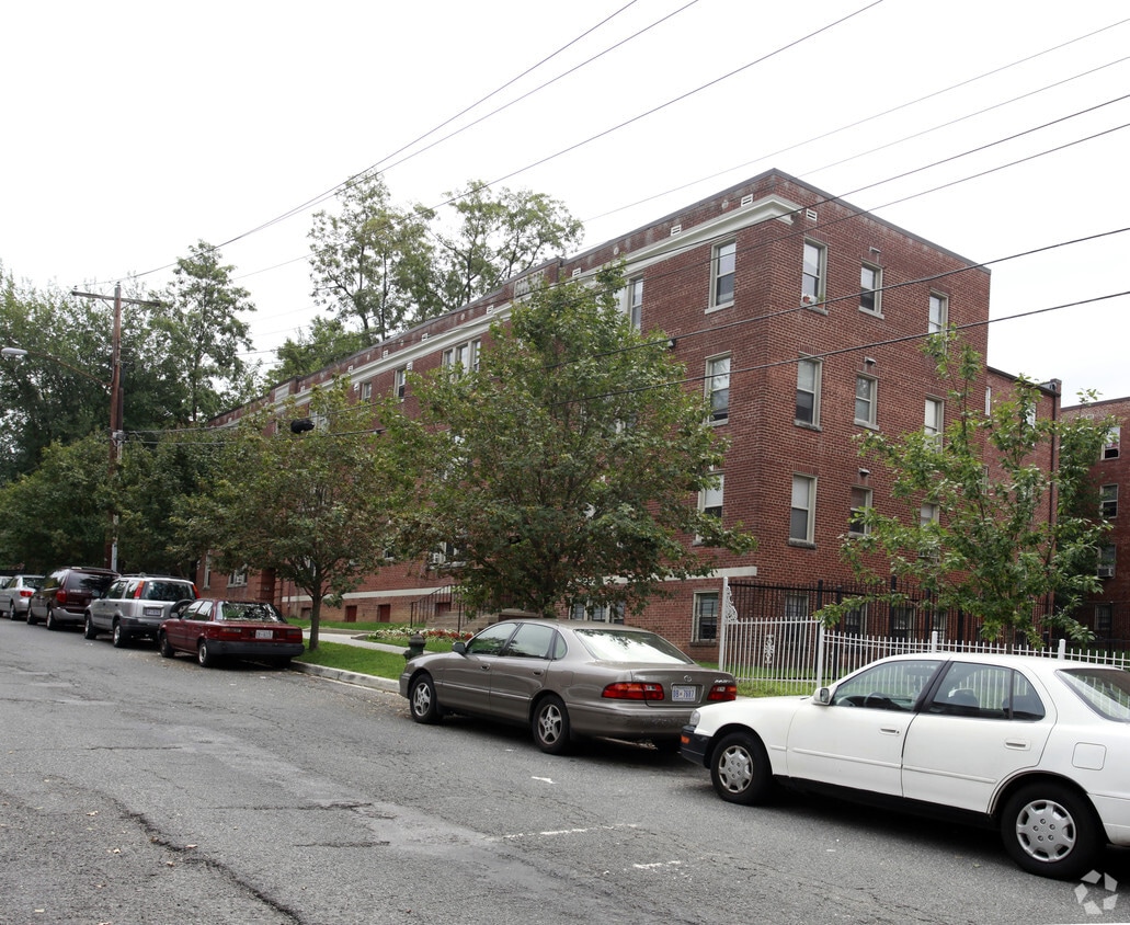Primary Photo - 1418-1424 Somerset Pl NW
