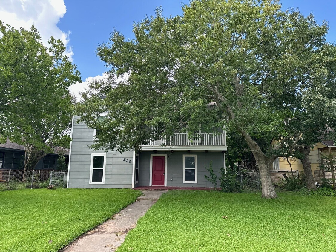 Foto principal - 1226 W 4th St