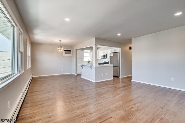 Foto del edificio - 1314 Monmouth Ave