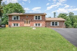 Building Photo - 411 Deerwood Dr