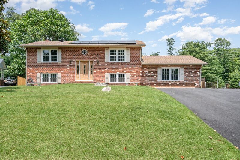 Primary Photo - 411 Deerwood Dr
