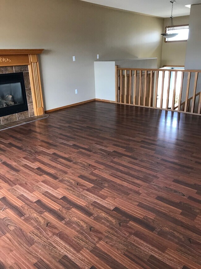Photo du bâtiment - 4 Bed 2 Bath Unit in Red Deer, AB