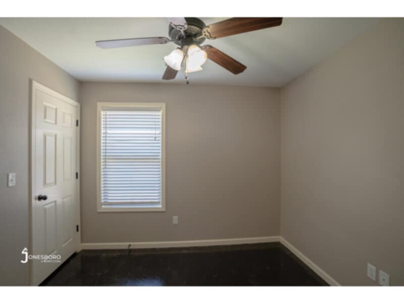 Building Photo - The Oaks: Water &amp; Sewer Included