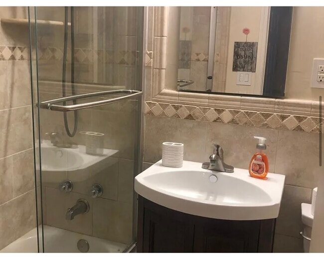 Tile tub shower combo - 1800 Roundhill Rd