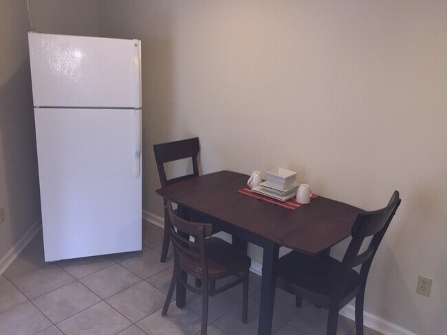 Foto del edificio - Beautiful 1 Bedroom 1 Bathroom Efficiency ...