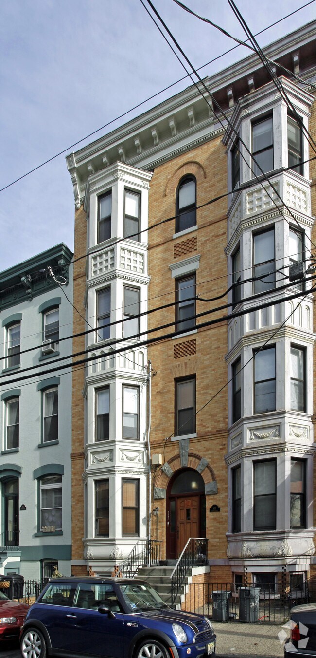 Building Photo - 829 Garden St