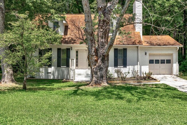 Foto del edificio - Welcome to this charming 3-bedroom, 2-bath...