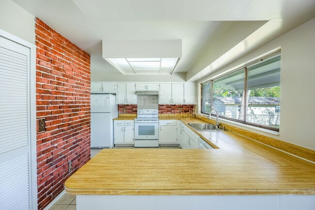 Building Photo - 605 Antilla Ave