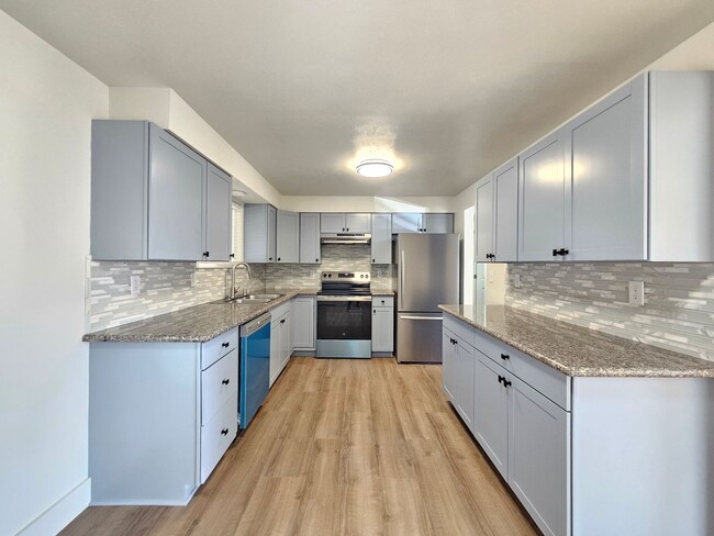 Building Photo - $2,100 - 4 Bed / 1 Bath Home with Fully Fe...