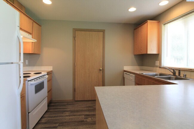 Foto del edificio - West Pasco 3 bed/2 bath Home