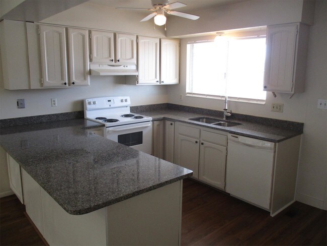 Building Photo - 913 Artistic Cir