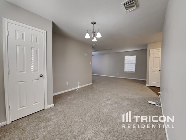 Foto del edificio - 6323 Mountain Pines Ln