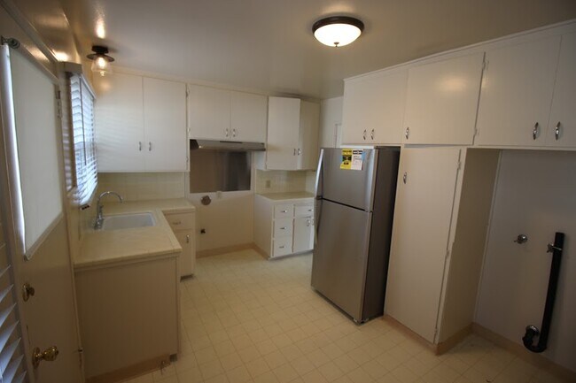 Building Photo - 202 w Romie ln