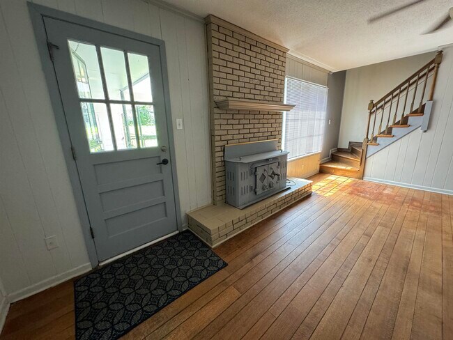 Building Photo - 4571 Plato Ave