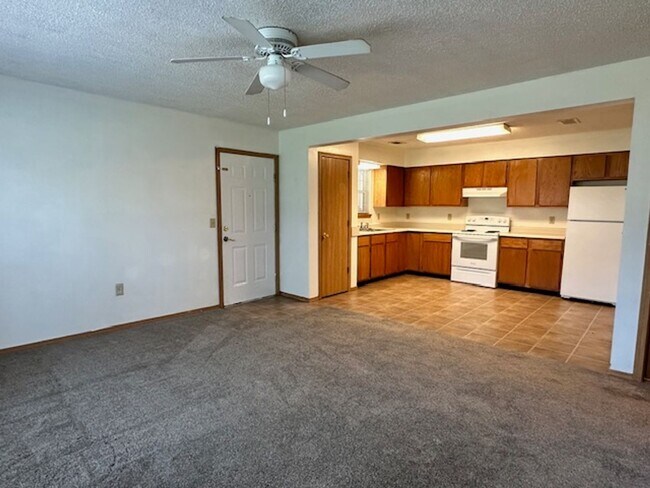 Foto del edificio - 3 Bedroom / 2 Bath Apartment