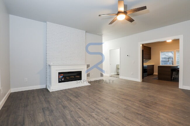 Foto del edificio - Move in before January 15th and choose your reward: a $250 Amazon Gift Card or a 55" Smart TV!