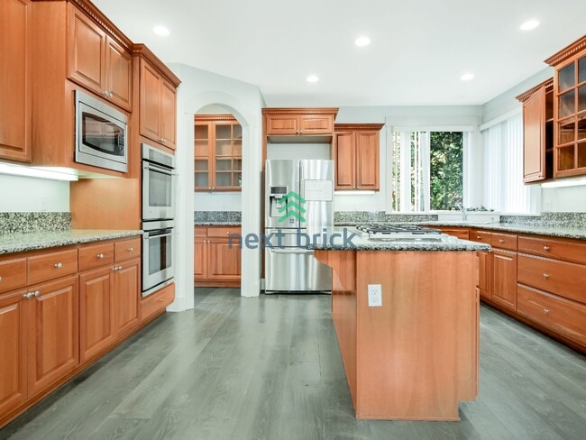 Building Photo - 4 bedroom, 2.5 Bathroom, 3 car garage Craftsman style home in Bellevue, WA
