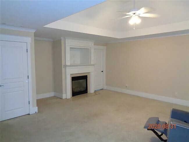 Building Photo - Room in House on Creekview Ridge Dr NE