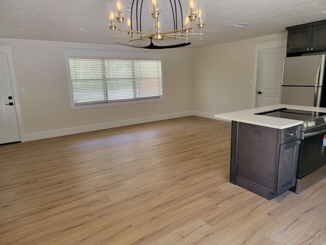 Building Photo - Fully Remodeled 2 Bedroom 2 Bath Home ***S...