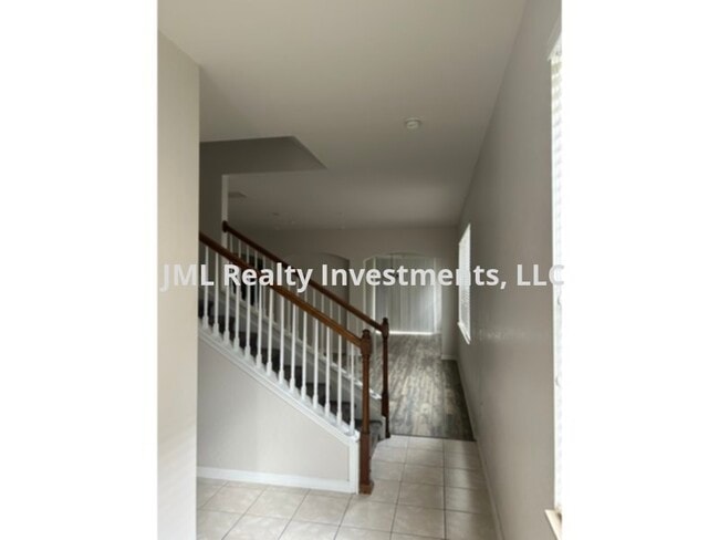 Building Photo - 3 bedroom 2 story townhome in gated Avalon...