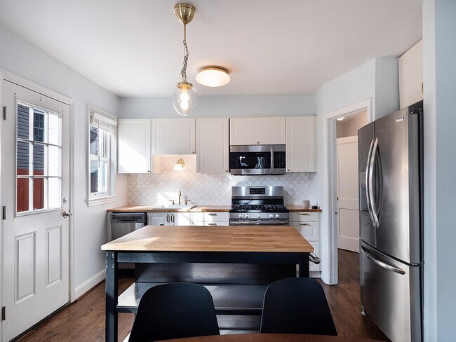 Foto del edificio - Room in 5 Bedroom Home at 3100 Central Ave Ne